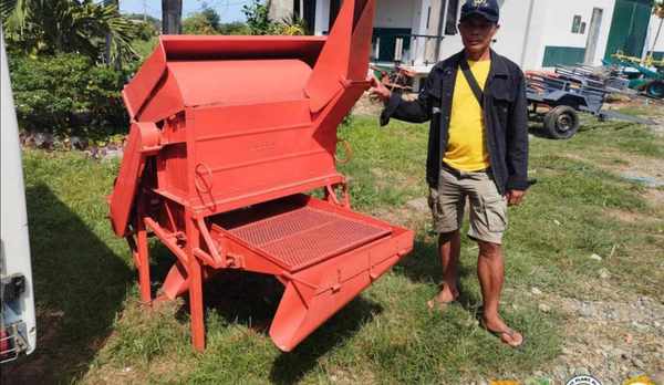 Antique farmers get DA farm machinery