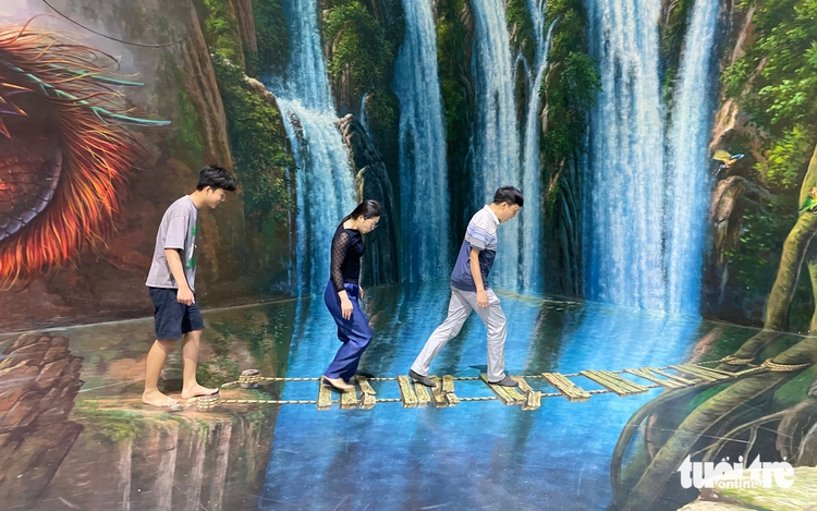 Young visitors flock to Da Nang’s 3D art museum for eye-popping fun