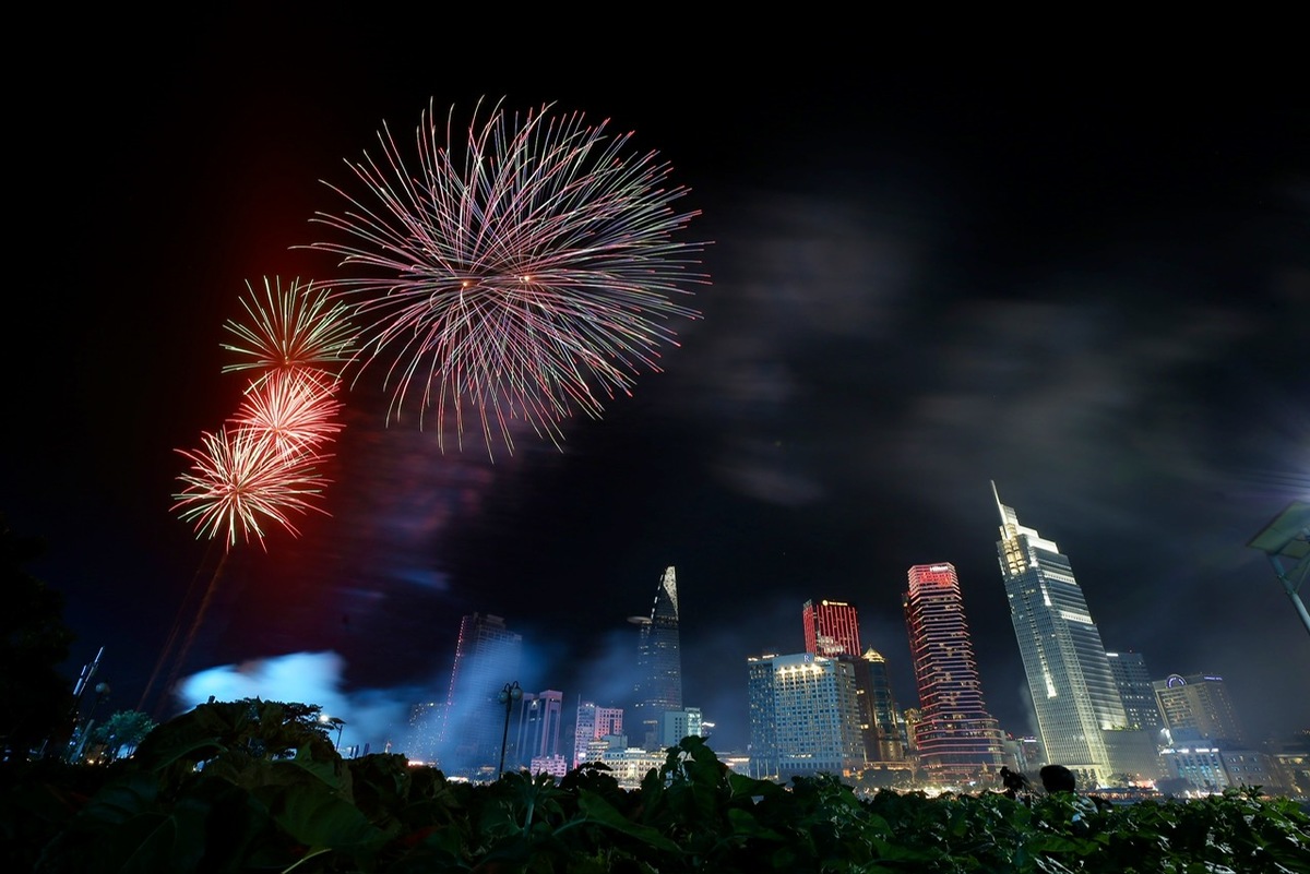 Thousands gather as Vietnam celebrates Reunification Day with fireworks