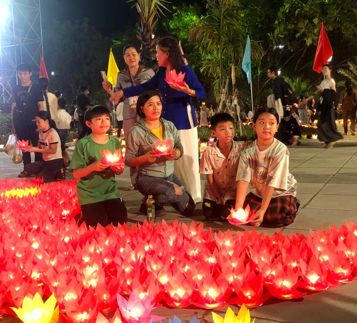 Floating lantern festival for peace lights up Vesak 2025 in Ho Chi Minh City