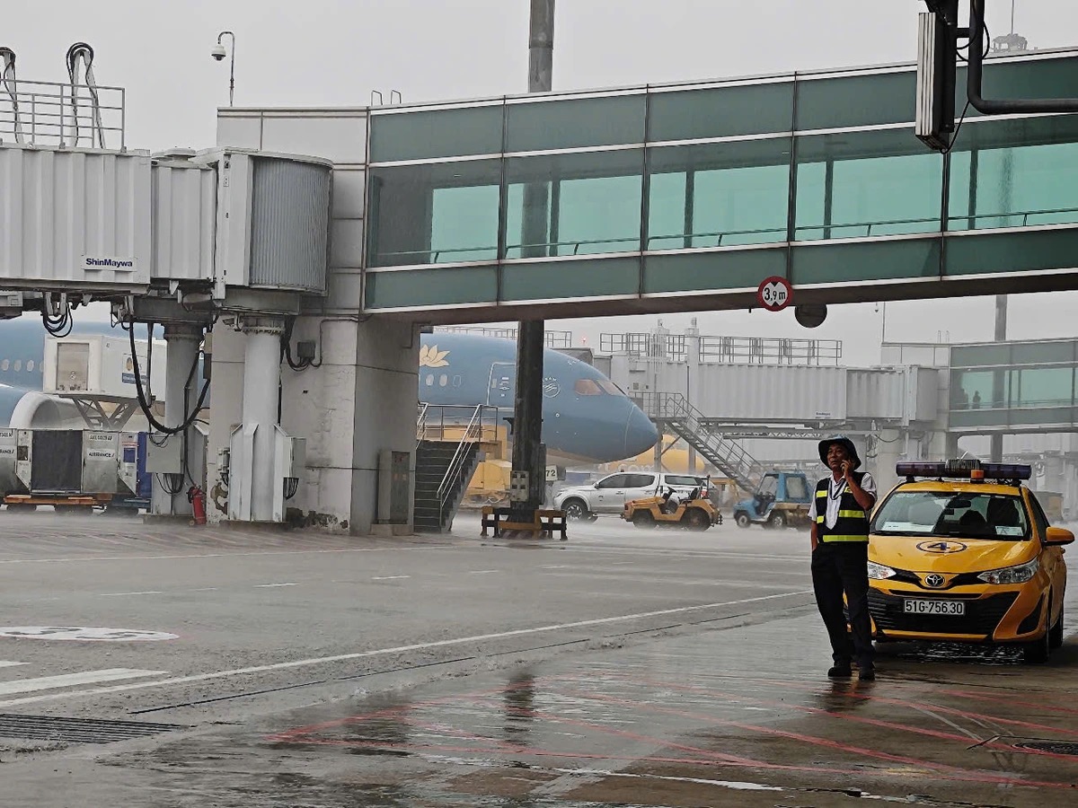 Aircraft forced to circle over Ho Chi Minh City due to thunderstorm