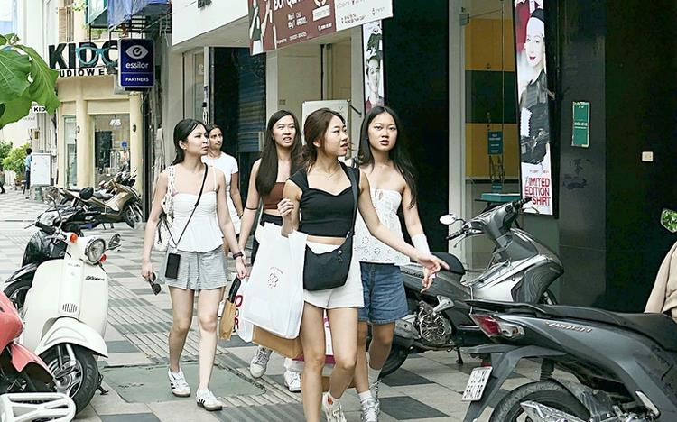 Vietnam's fashion shopping tours attract foreign visitors