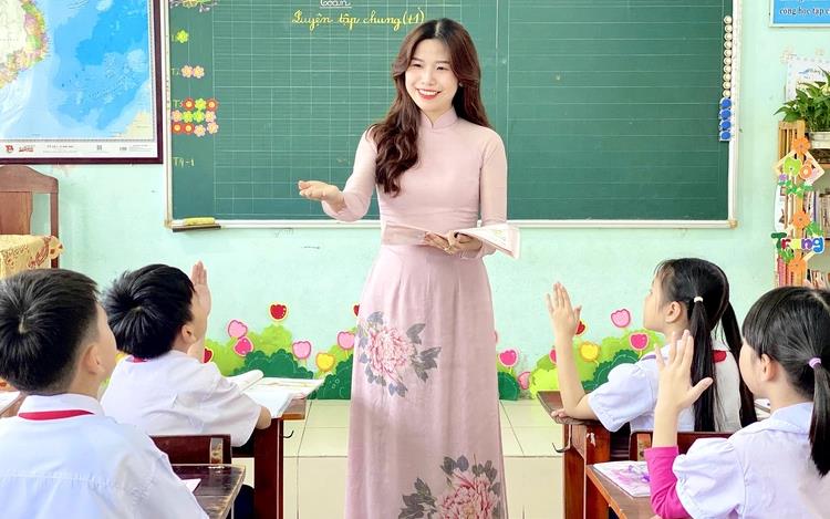 Vietnam short of nearly 120,000 teachers, PM orders urgent hiring