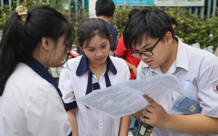 Fierce debate erupts over challenging English test in Vietnam's national high school graduation exam