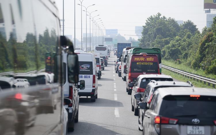 Caution urged against hastily shifting flights from Tan Son Nhat airport to Long Thanh airport