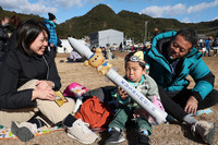 A child looks disappointed at a public viewing site in Wakayama Prefecture after the launch of the second unit of the Kairos small rocket was postponed again on Sunday.