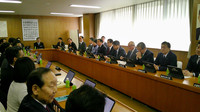 LDP General Council members attend an extraordinary meeting at party headquarters in Tokyo's Nagatacho district on Monday.