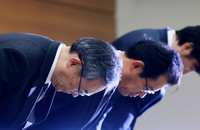 MUFG Bank President Junichi Hanzawa (foreground) apologizes at a news conference in Tokyo's  Chiyoda Ward on Monday for a former employee's thefts from safe deposit boxes.