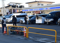 Two fences are installed along the sidewalk in front of a convenience store in the town of Fujikawaguchiko, Yamanashi Prefecture, on Monday mainly to prevent tourists from crossing the street.