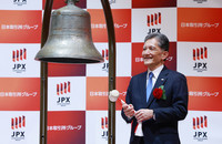 Kioxia Holdings President Nobuo Hayasaka smiles after ringing a bell at the ceremony for the chipmaker's debut on the Tokyo Stock Exchange on Wednesday.