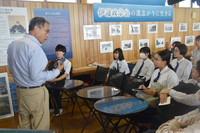 Students from Wajima Senior High School listen to Koichi Sakurai, head of the operator of the morning market in Natori, Miyagi Prefecture, on Sept. 28.