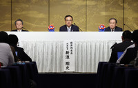 Japan Chamber of Commerce and Industry head Ken Kobayashi, Keizai Doyukai Chairman Takeshi Niinami and Keidanren Chairman Masakazu Tokura (from left) speak at a press conference in Tokyo's Chiyoda Ward on Tuesday.