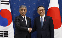 Japanese Foreign Minister Takeshi Iwaya (left) and his South Korean counterpart, Cho Tae-yul, meet in Seoul on Monday.