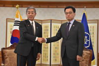 Japanese Foreign Minister Takeshi Iwaya (left) meets with Acting South Korean President Choi Sang-mok (right) in Seoul on Tuesday. (Pool photo)