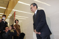 MUFG Bank President Junichi Hanzawa (right) apologizes in Tokyo's Chiyoda Ward on Friday over thefts of customer assets by a former employee.