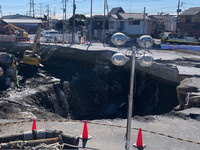 The sinkhole that appeared Jan. 28 in the city of Yashio, Saitama Prefecture (Courtesy of the Soka Yashio Fire Bureau)