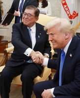 Japanese Prime Minister Shigeru Ishiba (left) and U.S. President Donald Trump (right) shake hands at their first face-to-face summit held at the White House in Washington, on Friday.