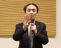 Former abductee Kaoru Hasuike speaks at an event hosted by the Research Institute of Japan in Shimada, Shizuoka Prefecture, on Wednesday.