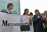 Student peace ambassador Mayu Kobayashi (right) and others call for nuclear abolition in front of the U.N. headquarters in New York on Wednesday.