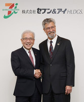 Ryuichi Isaka, outgoing head of Seven & i Holdings (left), and his successor, Stephen Hayes Dacus, shake hands after a press conference in Tokyo on Thursday.