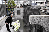 Tokyo Metro President Akiyoshi Yamamura (front) offers a prayer at the cenotaph for the victims of the March 8, 2000, Hibiya Line derailment accident in Tokyo on Saturday. (Pool photo)