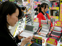 Many electronic dictionary models were sold at a Bic Camera outlet in Tokyo's Shinjuku Ward in 2006. (File photo)