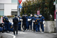 Personnel from Tokyo's Metropolitan Police Department investigate the location in Shinjuku Ward where a woman was stabbed Tuesday morning.