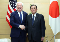 Prime Minister Shigeru Ishiba (right) meets with new U.S. Ambassador to Japan George Glass at the prime minister's office in Tokyo on Tuesday.