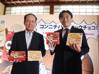 Nissin Foods Do Brazil President Takayuki Suzuki (left) and marketing director Kosuke Hara show off chocolate snacks that the company plans to sell in Brazil at a press conference in Sao Paulo on Tuesday.