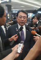 Japanese economic revitalization minister Ryosei Akazawa speaks to reporters Wednesday after arriving in Washington for tariff negotiations.