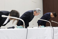 Kazuya Oyama (center), president of Sumitomo Mitsui Trust Bank, apologizes over insider trading at a press conference in Tokyo on Thursday.