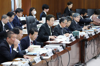 Yukio Edano (center) chairs a meeting of the House of Representatives' Commission on the Constitution on April 24.