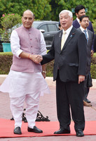 Japanese Defense Minister Gen Nakatani (right) and his Indian counterpart, Rajnath Singh, shake hands ahead of their meeting in New Delhi on Monday.
