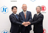 Isao Teshirogi (center), president and CEO of Shionogi, shakes hands with Nobumasa Kondo (right), president and CEO of Torii Pharmaceutical, and Koji Shimayoshi, executive vice president at Japan Tobacco, in Tokyo on Wednesday.