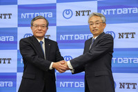 NTT CEO Akira Shimada (left) and NTT Data Group CEO Yutaka Sasaki shake hands at a press conference in Tokyo on Thursday.