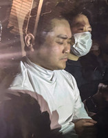 Yoshitaka Toda, the suspect in Wednesday's knife attack at Todaimae Station on Tokyo Metro Co.'s Nanboku Line, leaves a police station in the Japanese capital the same day for a pre-detention medical examination.