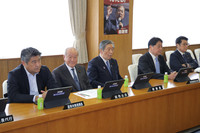 Liberal Democratic Party General Council Chairman Shunichi Suzuki (second from left) and Secretary-General Hiroshi Moriyama (third from left) attend a General Council meeting at the party headquarters in Tokyo on Tuesday morning.