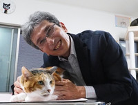 Professor Hiroyuki Sasaki of Kyushu University pictured with a calico cat (Courtesy of Sasaki)