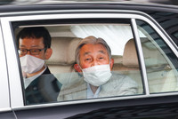 Emperor Emeritus Akihito enters the Imperial Palace for goby research through the place's Hanzomon gate in Tokyo on Monday.