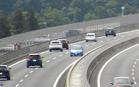 A blue passenger car driving in the wrong direction on the Shin-Meishin Expressway in the city of Kameyama in Mie Prefecture on Sunday (Courtesy of Central Nippon Expressway's Nagoya branch)