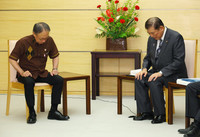 Prime Minister Shigeru Ishiba bows to Okinawa Governor Denny Tamaki in apology over an inappropriate remark by the Liberal Democratic Party's Shoji Nishida, at the prime minister's office Tuesday.