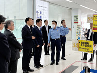 Liberal Democratic Party policy chief Itsunori Onodera (fourth from left) inspects the desk for applying to switch foreign driver's licenses to Japanese ones at the Samezu driver's license center in Tokyo's Shinagawa Ward on Wednesday. (Courtesy of the LDP)