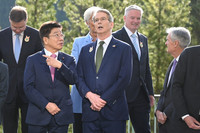 Japanese Finance Minister Katsunobu Kato (second from left) and U.S. Treasury Secretary Scott Bessent (center) chat ahead of a meeting of Group of Seven finance ministers and central bank chiefs in Banff, Canada, on Wednesday.