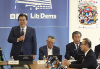 Shigeyuki Goto (left) speaks at a meeting of the LDP Research Commission on the Tax System at the party's headquarters in Tokyo on Friday.