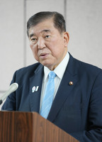 Prime Minister Shigeru Ishiba speaks to reporters in Maizuru, Kyoto Prefecture, on Sunday. (Pool photo)