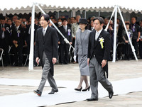 Japanese Crown Prince Akishino (front left) and Crown Princess Kiko (front center) attend a memorial service for those who died abroad during World War II, at the Chidorigafuchi National Cemetery in Tokyo on Monday.