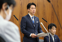 Japanese agriculture minister Shinjiro Koizumi (center) speaks at a parliamentary committee meeting on Tuesday.