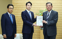 Prime Minister Shigeru Ishiba (right) receives a request document from Hokkaido Governor Naomichi Suzuki (center) and Sapporo Mayor Katsuhiro Akimoto at the prime minister's office on Tuesday.