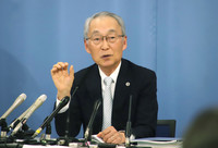Ryoji Kudo, head of the third-party investigative committee on the leak of the whistleblower's personal information from the Hyogo prefectural government, announces the panel's report in Kobe on Tuesday.