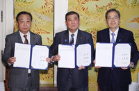 CDP leader Yoshihiko Noda (left), Prime Minister and LDP President Shigeru Ishiba (center) and Komeito head Tetsuo Saito (right) show signed copies of their agreement on the revised pension reform bill on Tuesday.